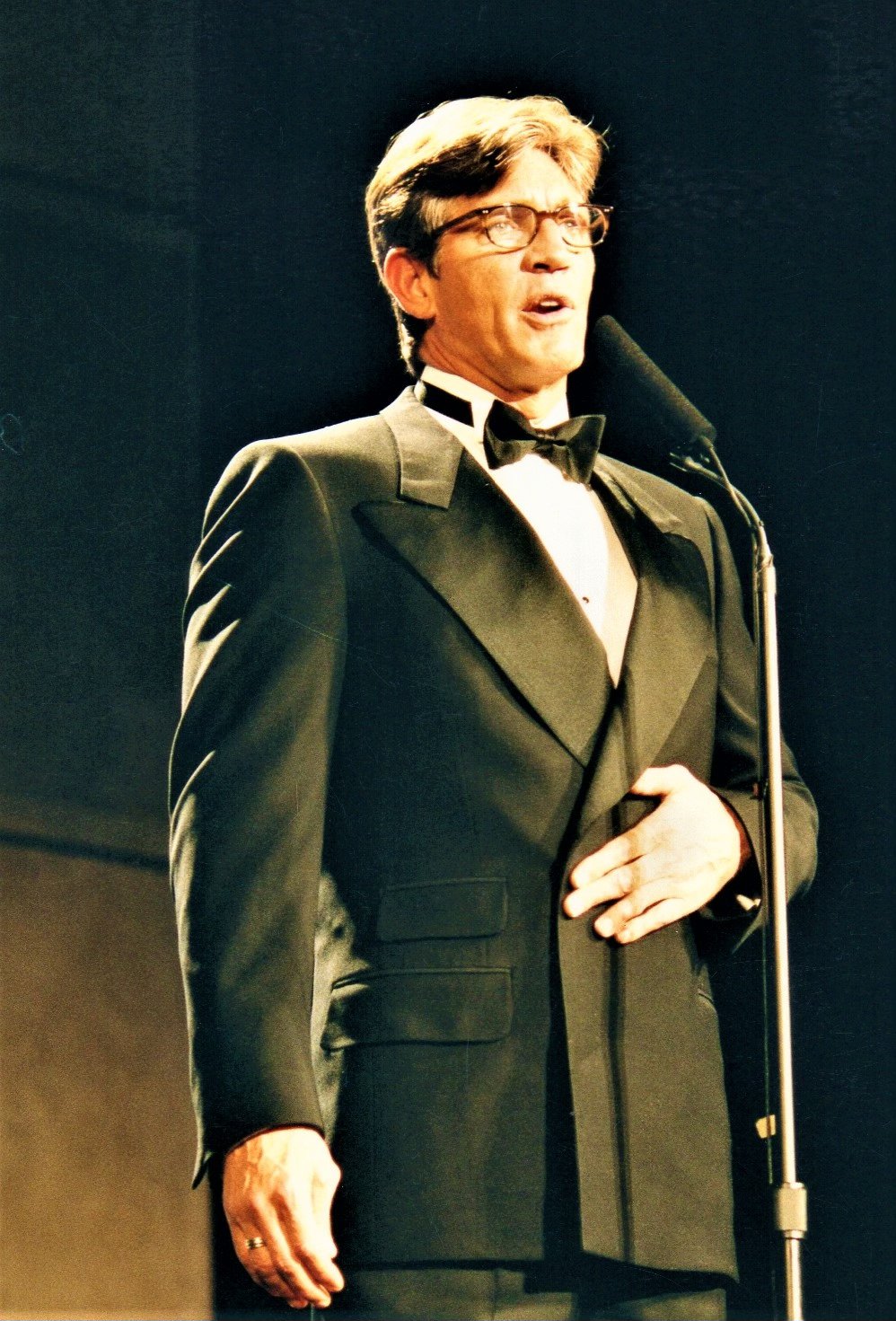 Eric Roberts performing