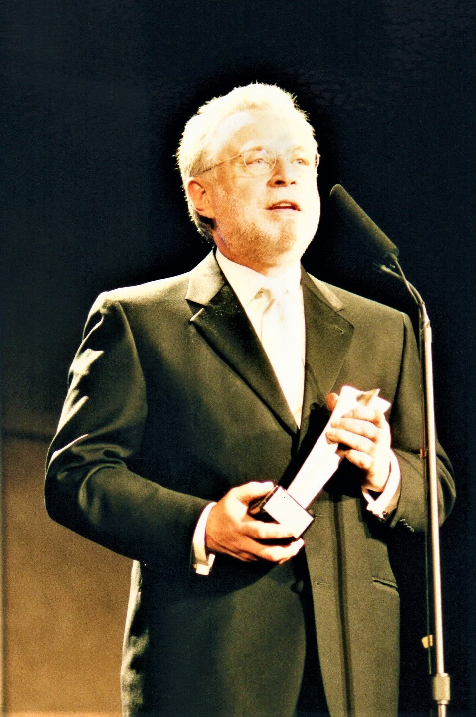 Wolf Blitzer accepting his award